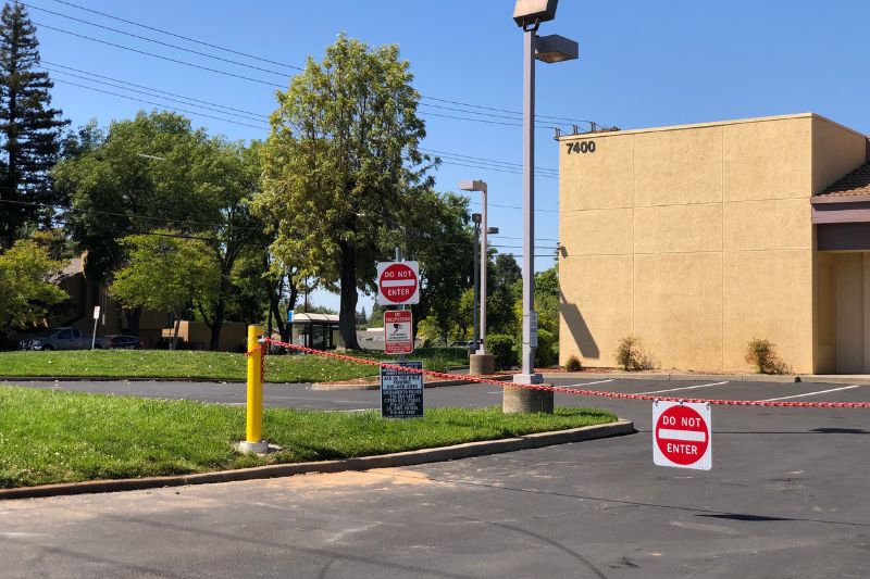 Everlast Dental has blocked one of its driveway entrances. // Josiah Otterstad