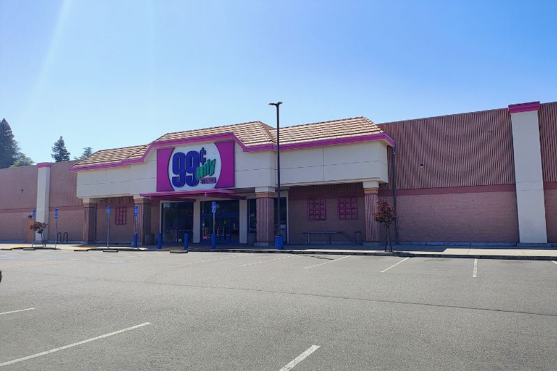 A vacant building which was once home to The 99 Cent store still remains vacant after closing over a year ago. // SB Williams